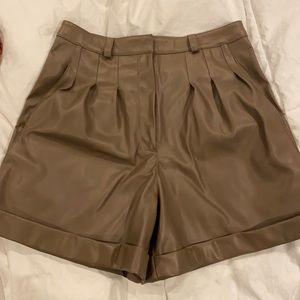Highwaisted faux leather taupe shorts